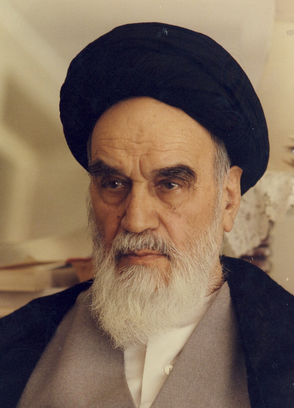 Retrato de Ruhollah Khomeini